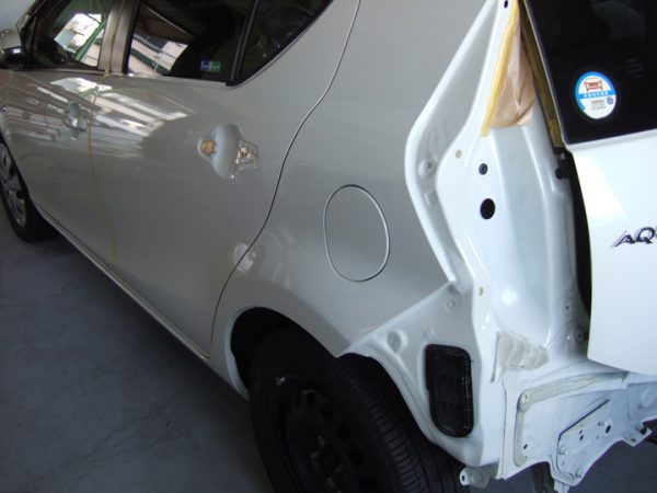 トヨタ　アクア　リアフェンダー　板金塗装